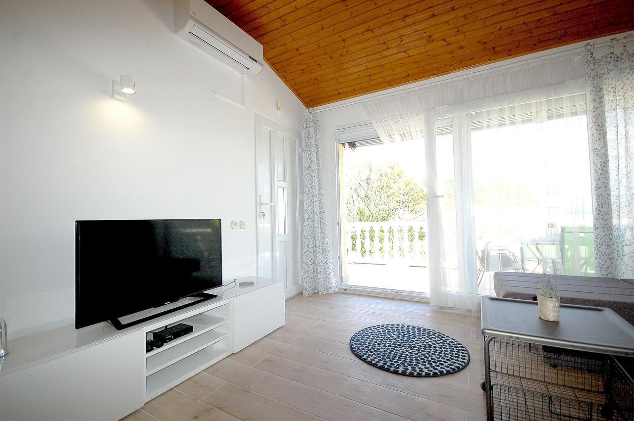 Apartment Bedenikovic By El-Pi Tours مالينسكا المظهر الخارجي الصورة